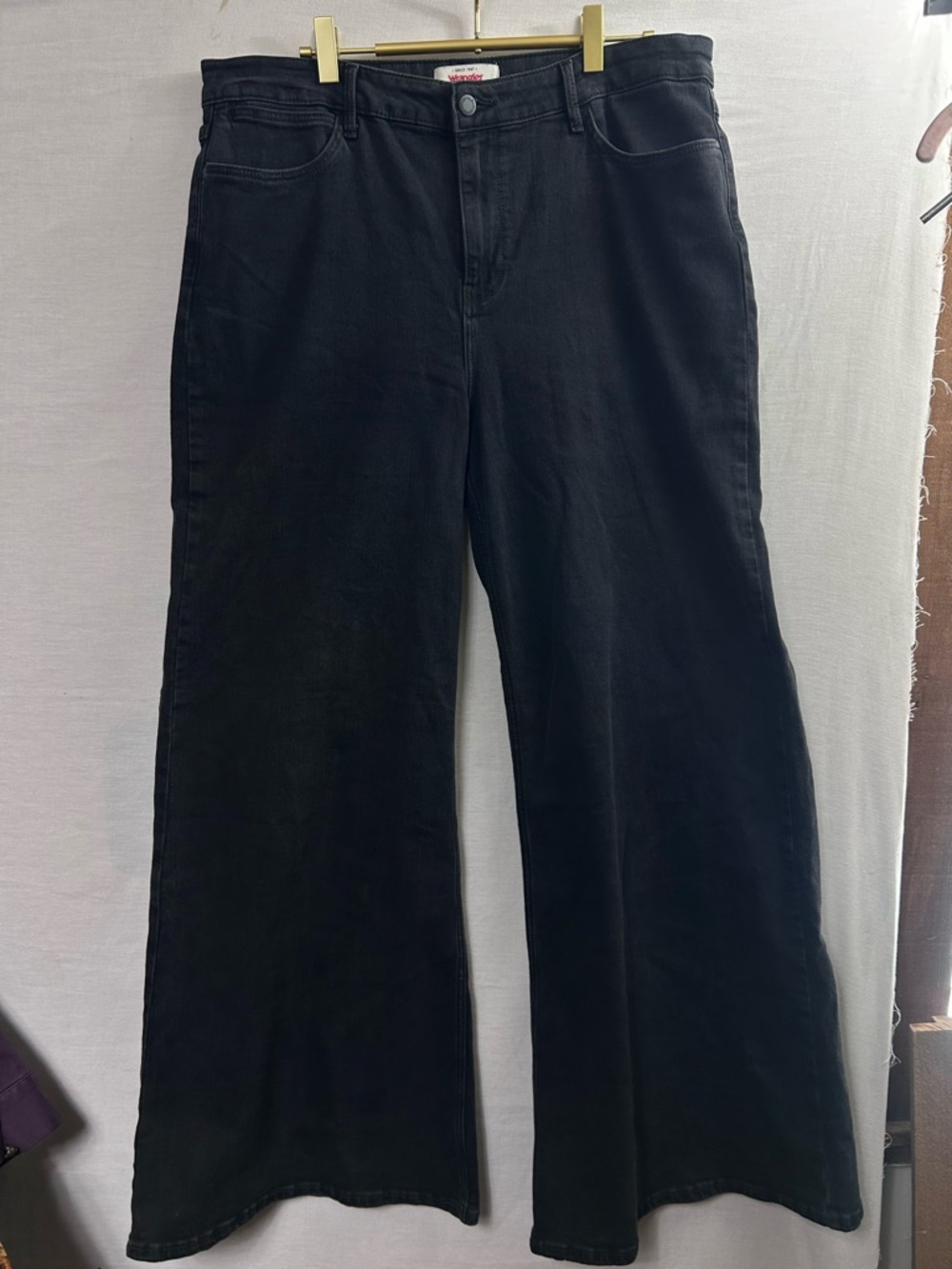 Wrangler Womens High Rise Wide Leg Jeans in black